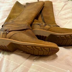 Women’s Teva tall boots. Like new tread